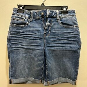 Arizona Bermuda Shorts (Light Blue Denim)